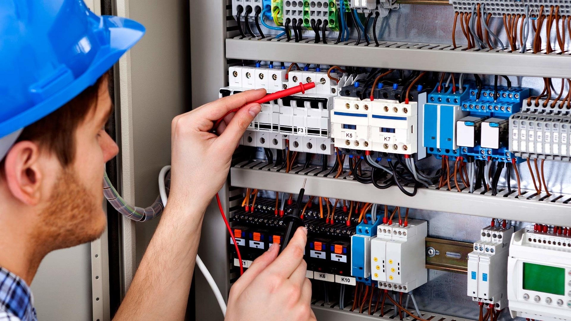 Zašto zamenu električnih instalacija i uređaja treba prepustiti profesionalnom električaru?